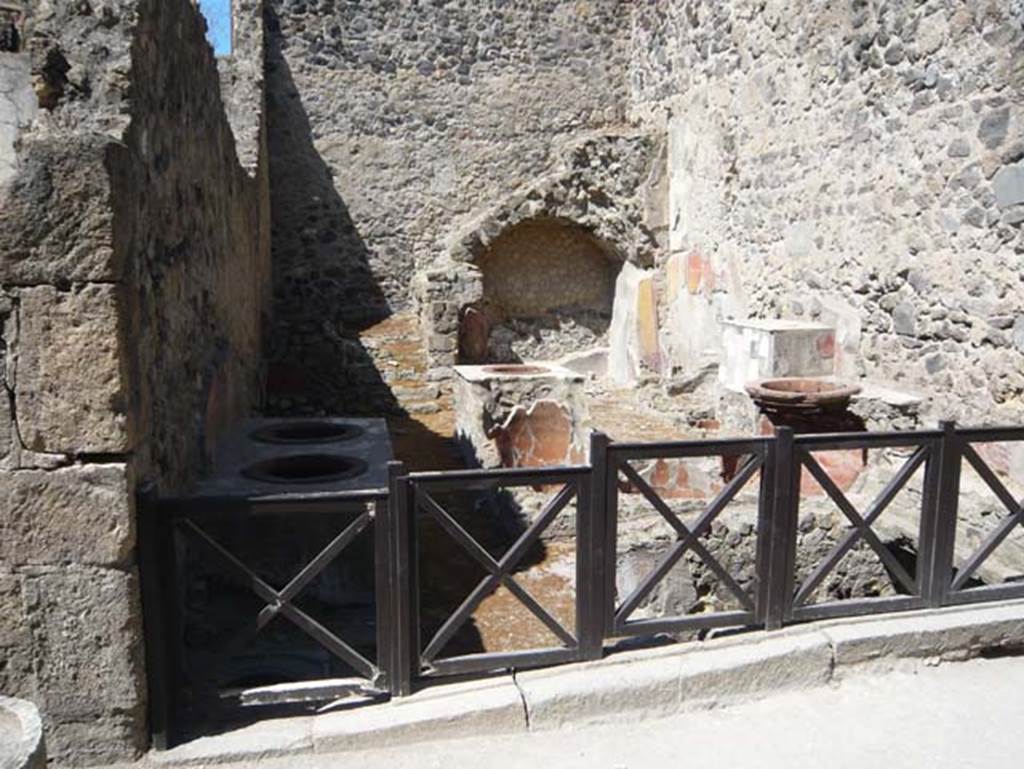 VI 19, Herculaneum, August 2013. Looking south towards entrance doorway. Photo courtesy of Buzz Ferebee.